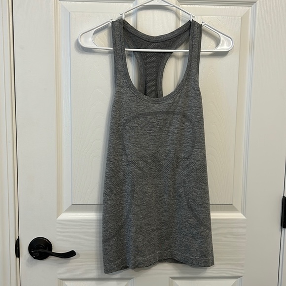 Lululemon peloton swiftly tech tank. Size 8. Gray. Excellent condition. - Picture 4 of 7